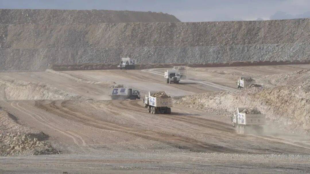 伯鐳科技 超500臺(tái)純電無人礦卡落地，首創(chuàng)“雙無人”模式引領(lǐng)礦山智能化變革